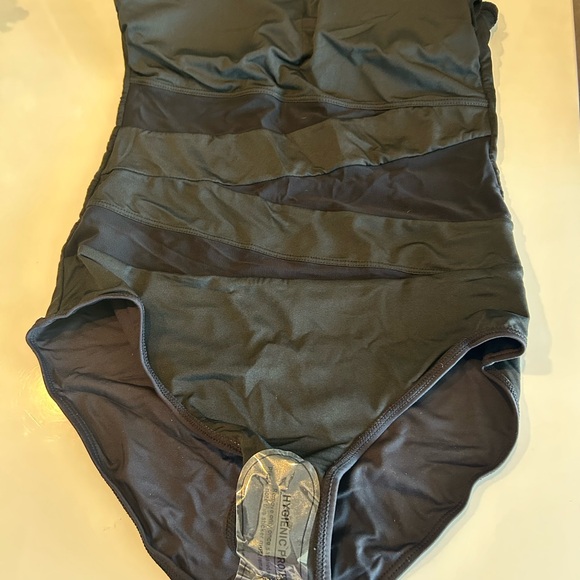 Elegant Black Strapless Swimsuit - Picture 4 of 4